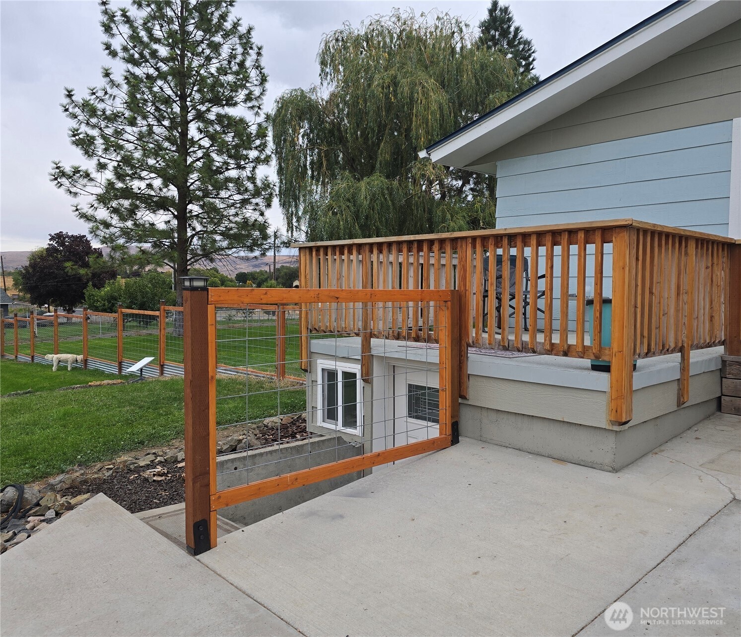 770 Lancaster Road Selah, WA 98942 - Photo 19 of 37 a balcony with a yard