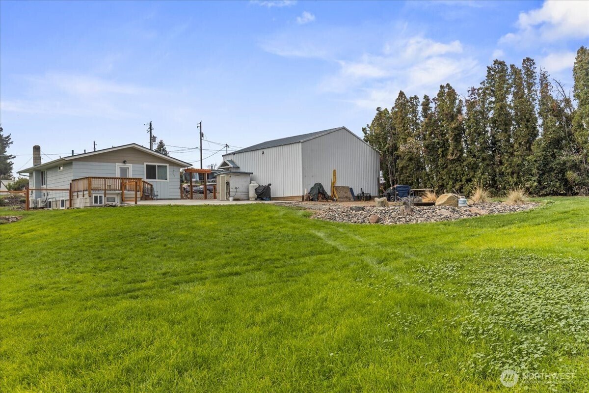 770 Lancaster Road Selah, WA 98942 - Photo 20 of 37 a view of a house with a yard and sitting area