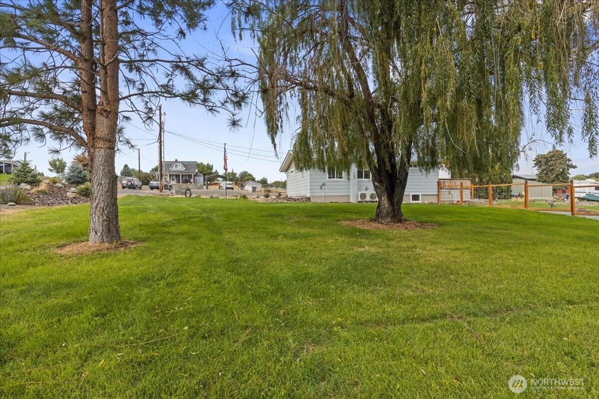 770 Lancaster Road Selah, WA 98942 - Photo 25 of 37 a view of a park with a tree