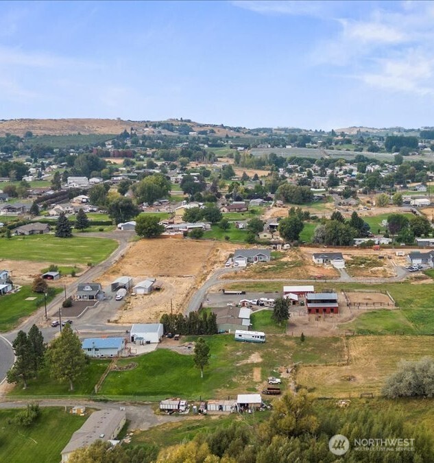 770 Lancaster Road Selah, WA 98942 - Photo 27 of 37 an aerial view of residential houses with outdoor space