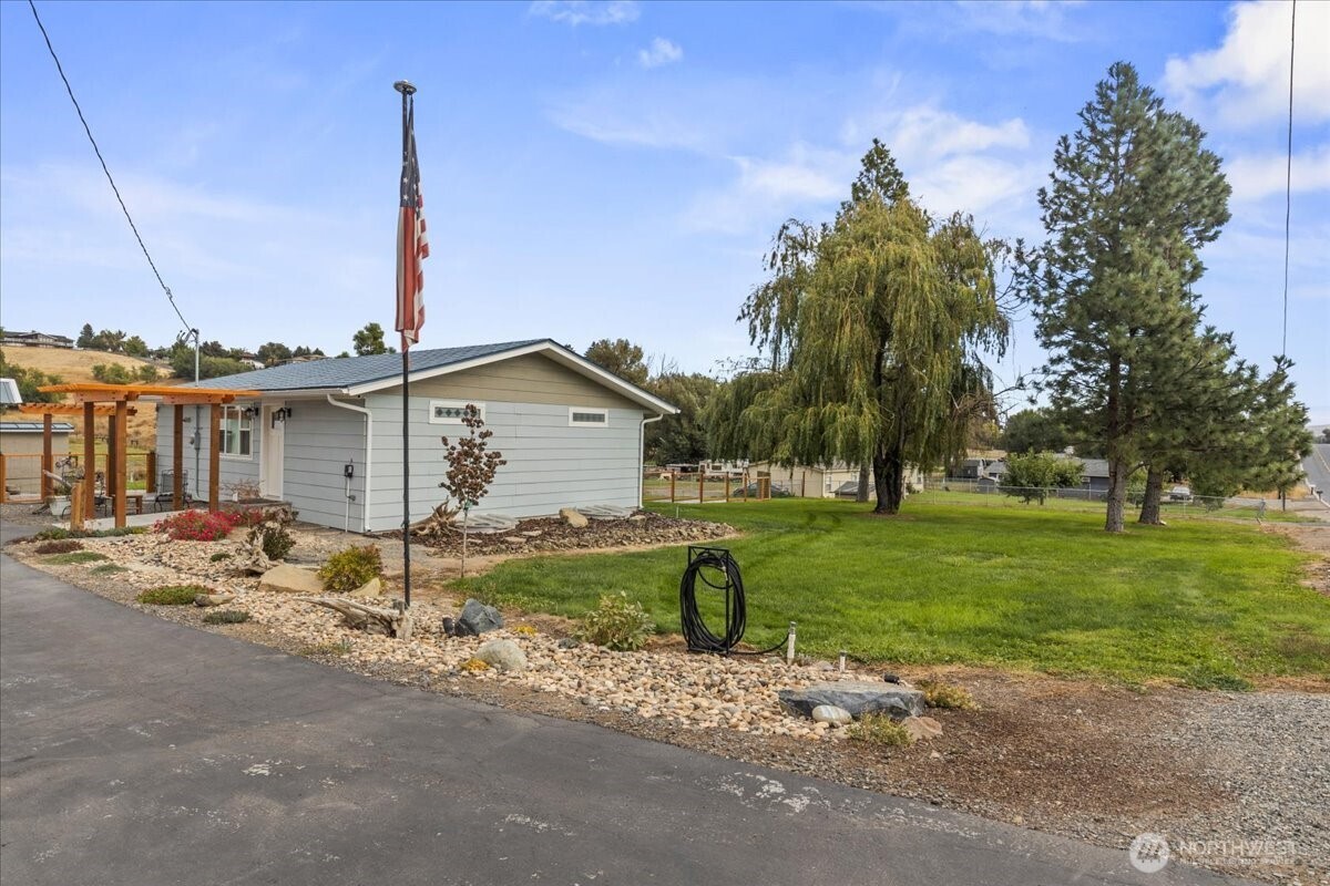770 Lancaster Road Selah, WA 98942 - Photo 28 of 37 a front view of a house with garden and trees