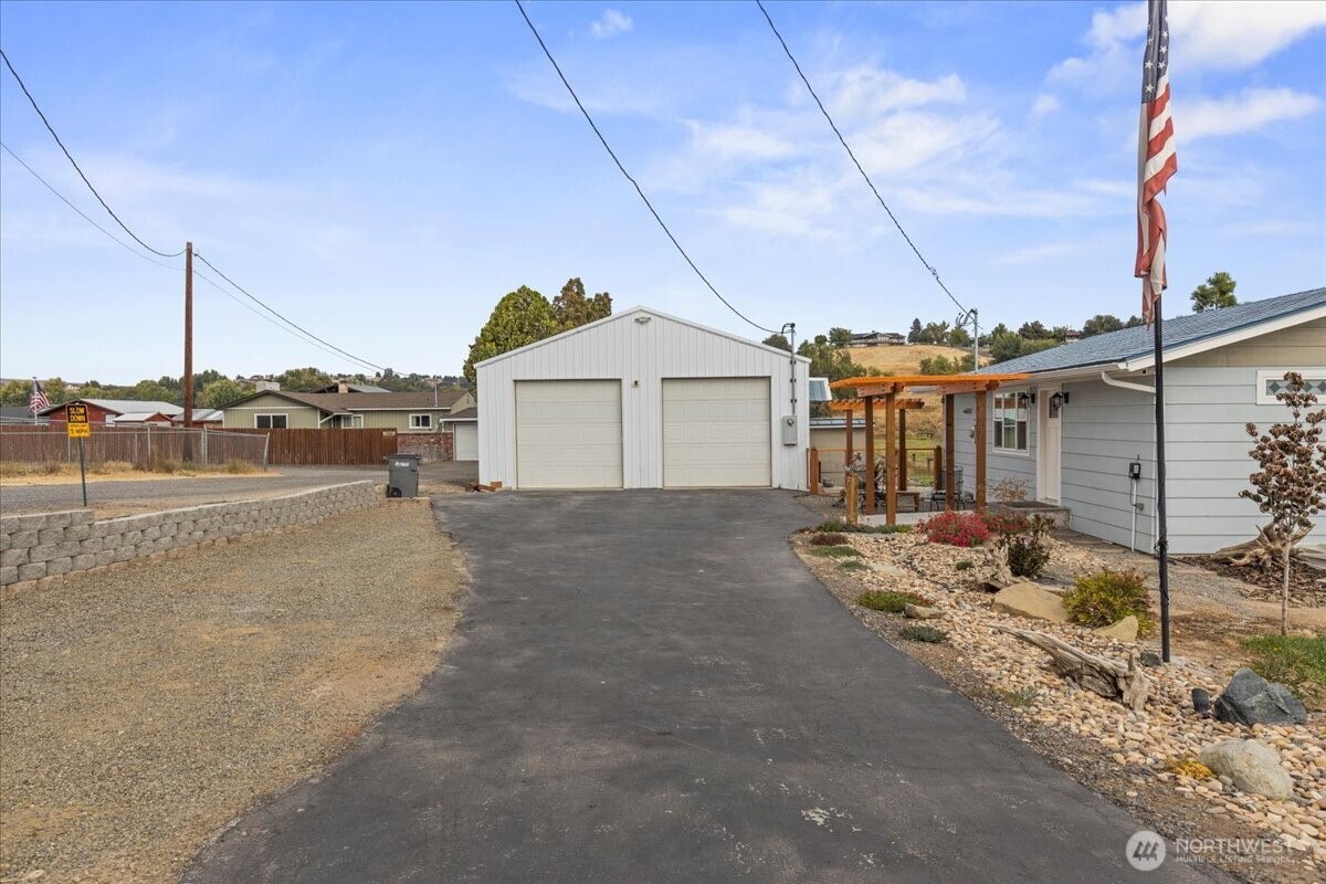 770 Lancaster Road Selah, WA 98942 - Photo 31 of 37 a view of a house next to a yard
