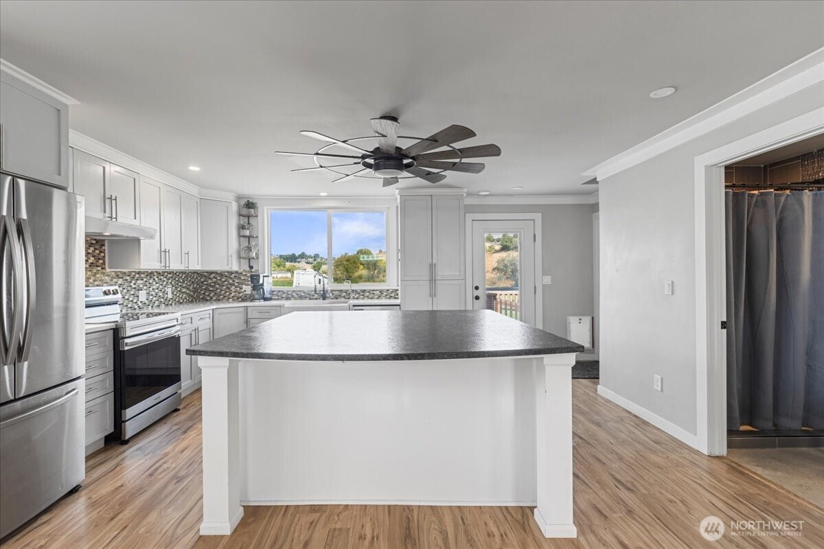 770 Lancaster Road Selah, WA 98942 - Photo 5 of 37 a kitchen with stainless steel appliances granite countertop a sink and a refrigerator