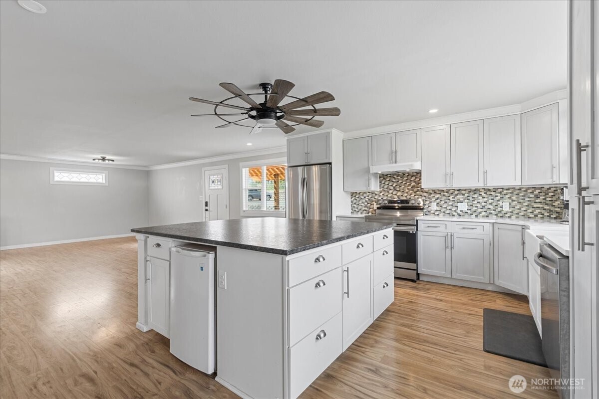770 Lancaster Road Selah, WA 98942 - Photo 7 of 37 a kitchen with granite countertop a sink stainless steel appliances and cabinets