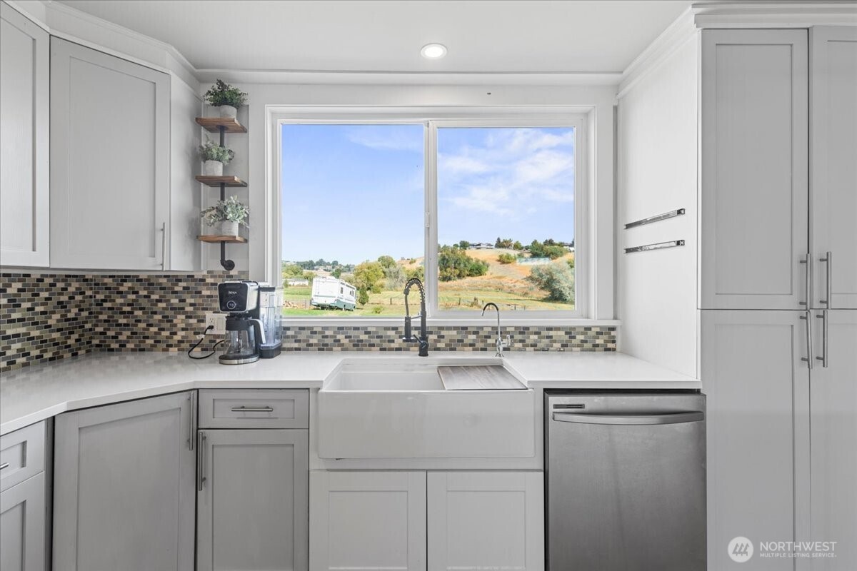 770 Lancaster Road Selah, WA 98942 - Photo 8 of 37 a sink with a window