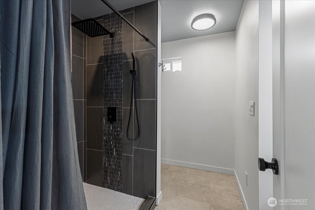 770 Lancaster Road Selah, WA 98942 - Photo 9 of 37 a close view of closet