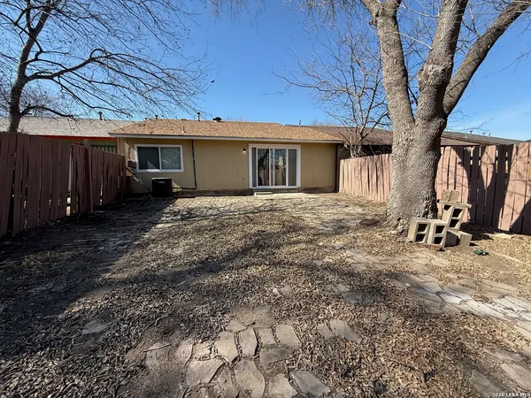 a view of a house with backyard