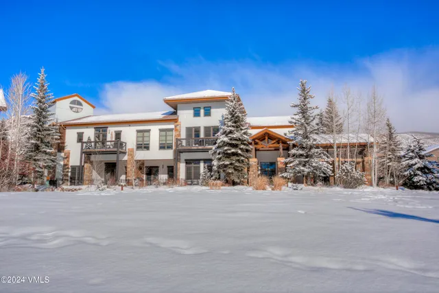 a view of a livingroom with furniture
