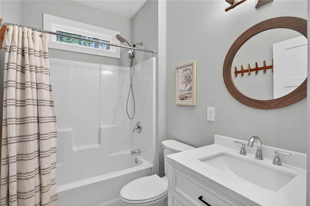 2024 Retreat Pointe Road West Union, SC 29696 - Photo 19 of 43 A well-appointed bath features a sleek vanity and a tub-shower combination for daily rejuvenation.