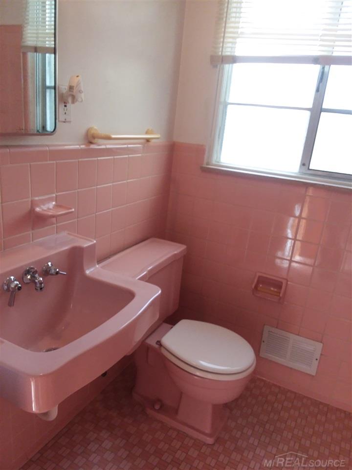2162 Vernier Road Grosse Pointe, MI 48236 - Photo 12 of 23