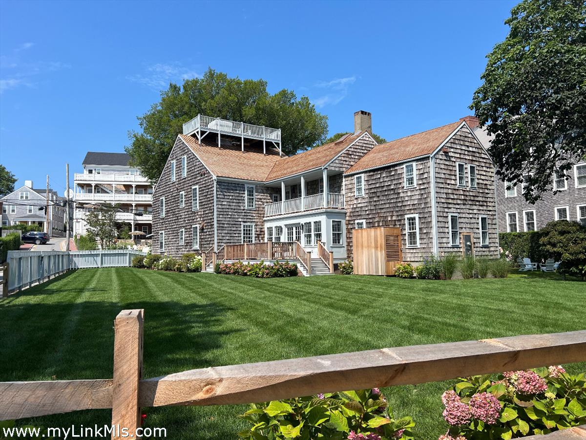 10 North Water Street Nantucket, MA 02554 - Photo 4 of 78 a front view of a house with a garden