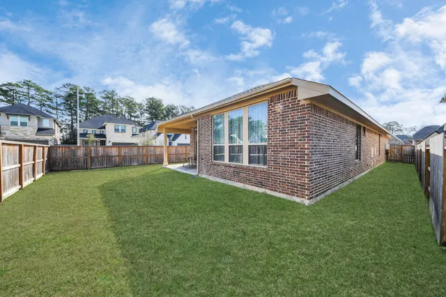 a view of a house with backyard and garden