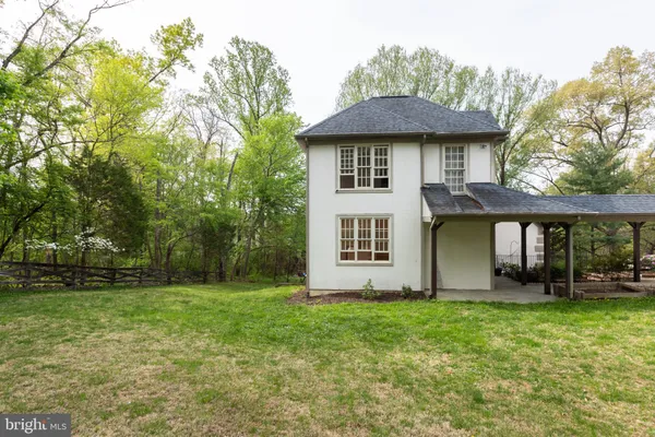 a view of a house with backyard and garden