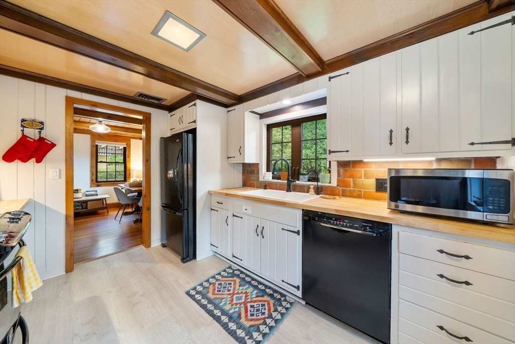 31 Braeburn Road Boston, MA 02136 - Photo 17 of 38