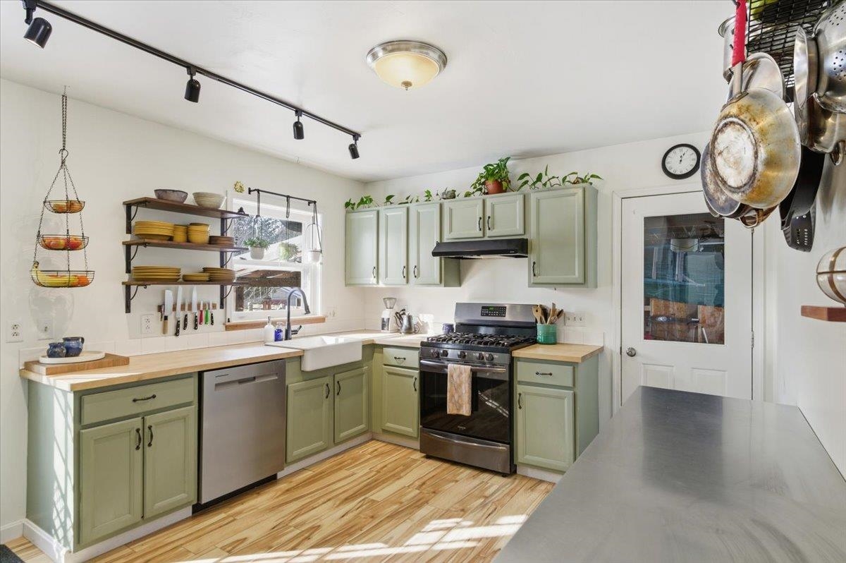 242 Hickok Street Winooski, VT 05404 - Photo 13 of 48