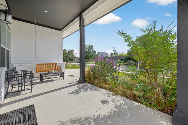 a view of entryway and hall