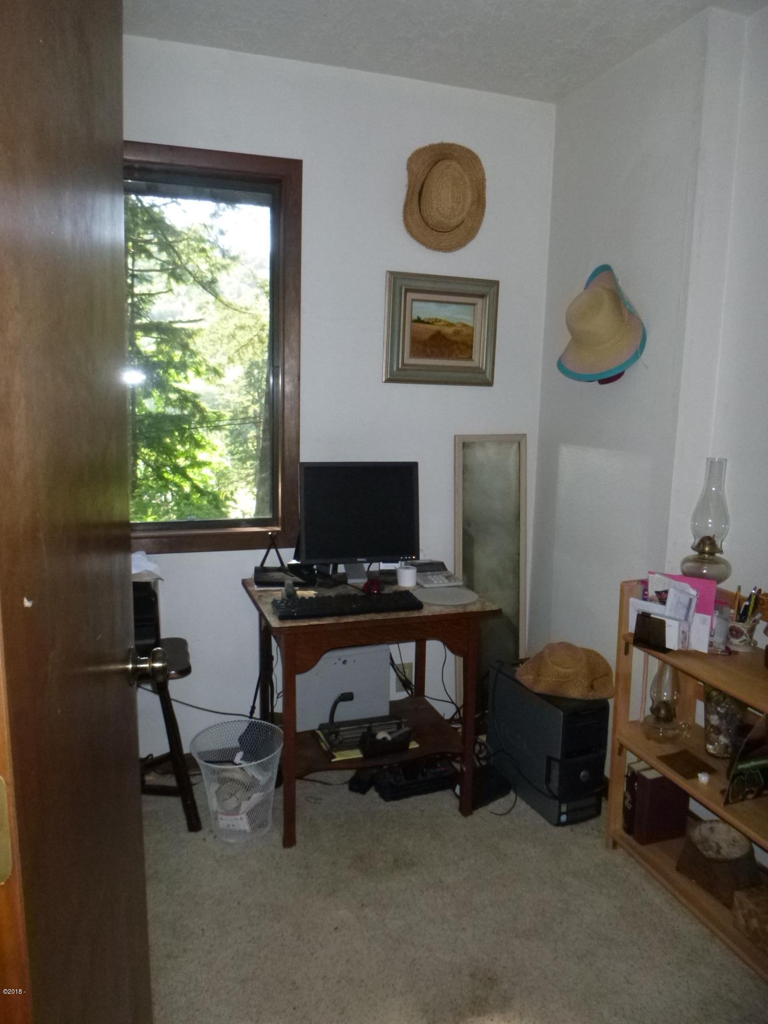 3023 Yasek Loop Toledo, OR 97391 - Photo 11 of 20 Small office