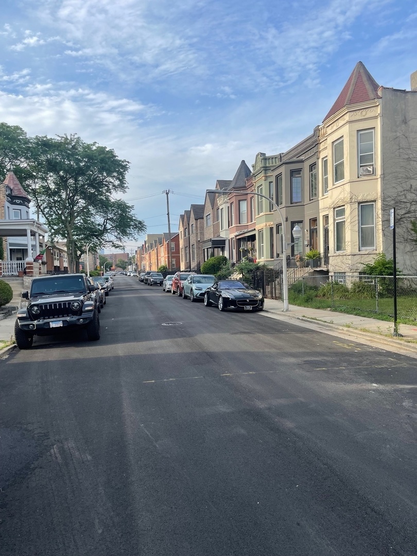3627 South Calumet Avenue Chicago, IL 60653 - Photo 5 of 6 a car parked in front of a building
