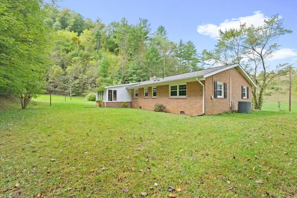 a view of a house with backyard