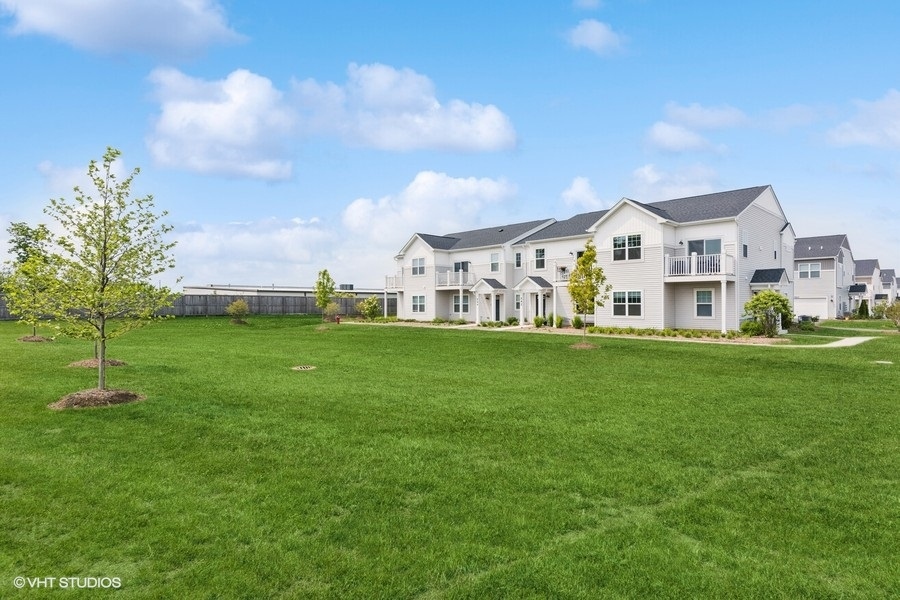 540 Comstock Road South Elgin, IL 60177 - Photo 2 of 23