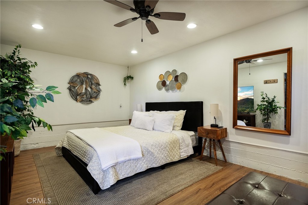 31353 Lightfoot Way Running Springs, CA 92382 - Photo 38 of 42 a bedroom with a large bed and a potted plant