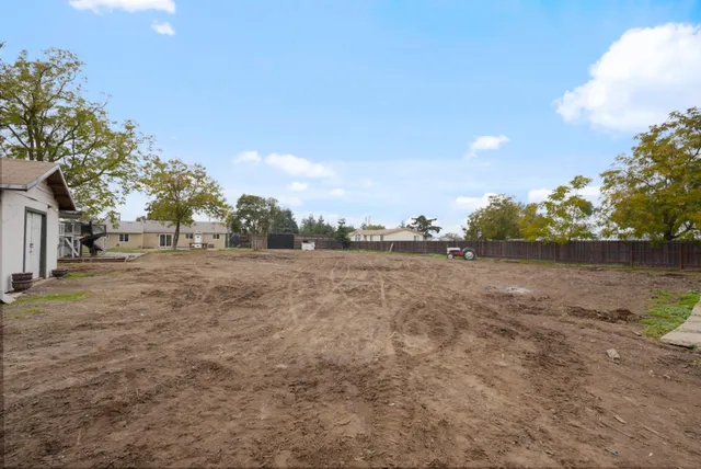 a view of a yard in front of house