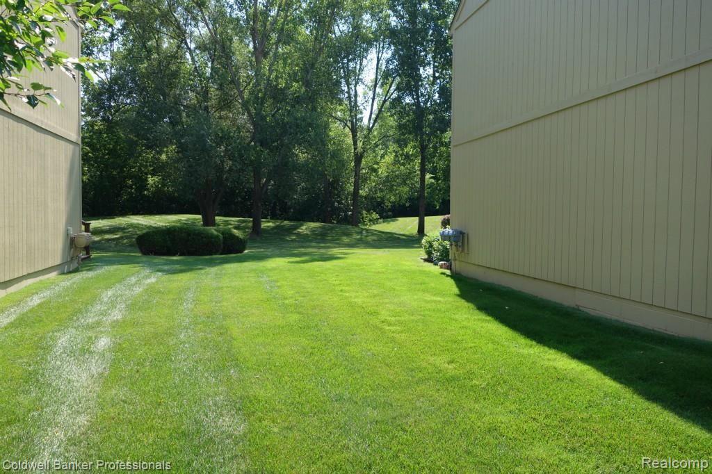 2151 Rochelle Park Drive Rochester, MI 48309 - Photo 28 of 34 Side of Home.jpg
