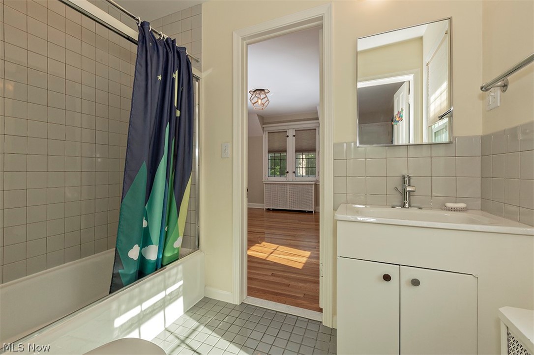 2830 East Overlook Road Cleveland, OH 44118 - Photo 23 of 32 Tub Bath is located between 2 of the Bedrooms.