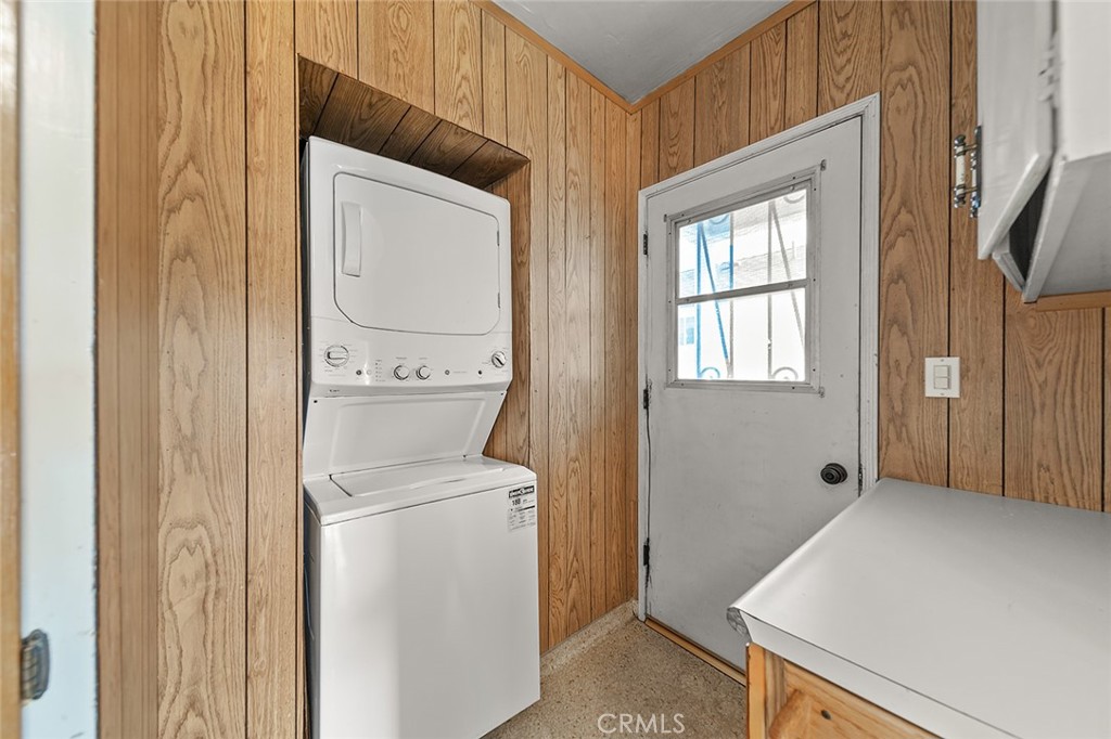 4224 Falcon Avenue Long Beach, CA 90807 - Photo 6 of 16 a utility room with dryer and washer