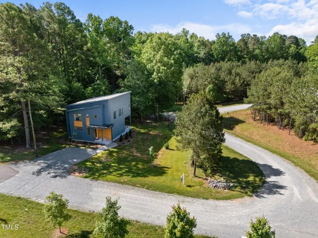a view of a back yard