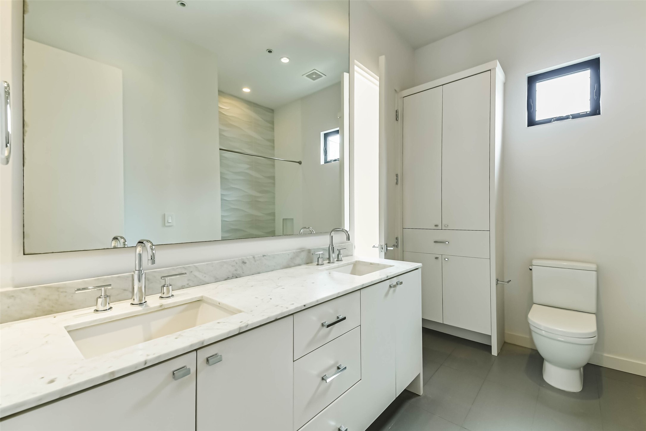 815 Alexander Street Houston, TX 77007 - Photo 47 of 49 Secondary bathroom featuring modern vanity and clean contemporary finishes.