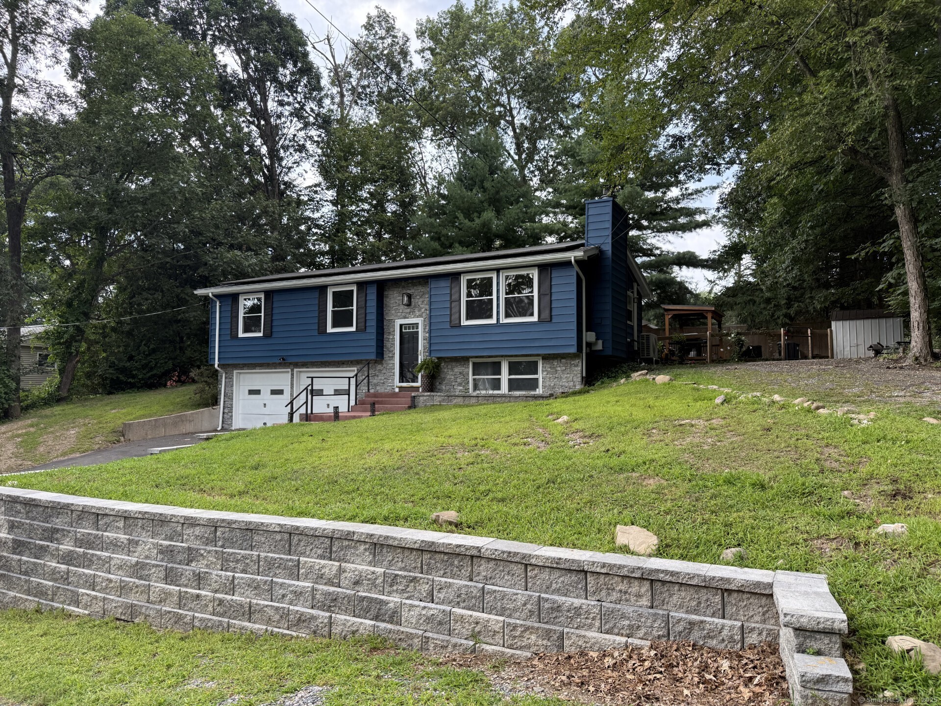 a view of a house with a backyard