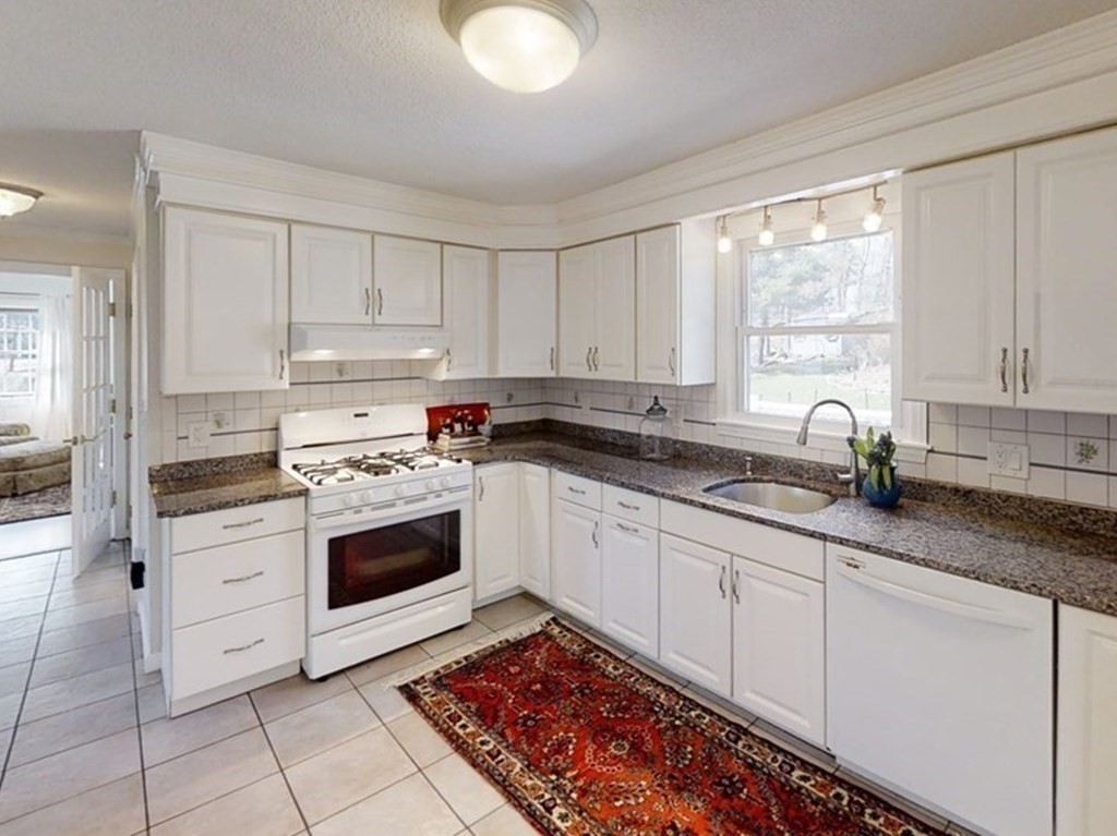 181 Chapman Road Tewksbury, MA 01876 - Photo 10 of 34 Gallery Image 10