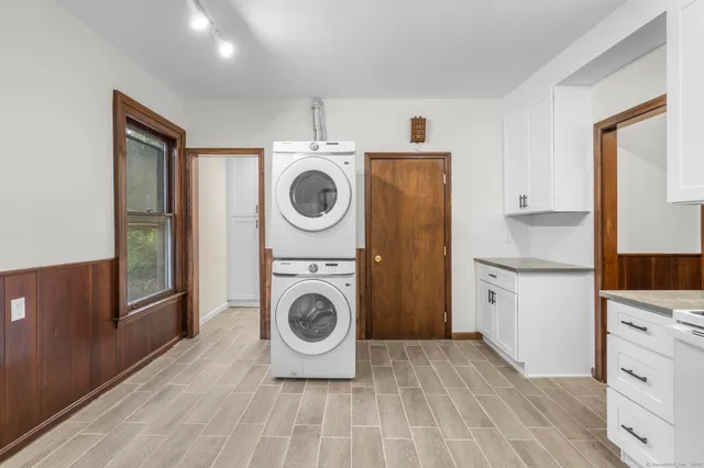 $2,200 | 32 Oak Avenue, Unit A, Shelton, CT 06484