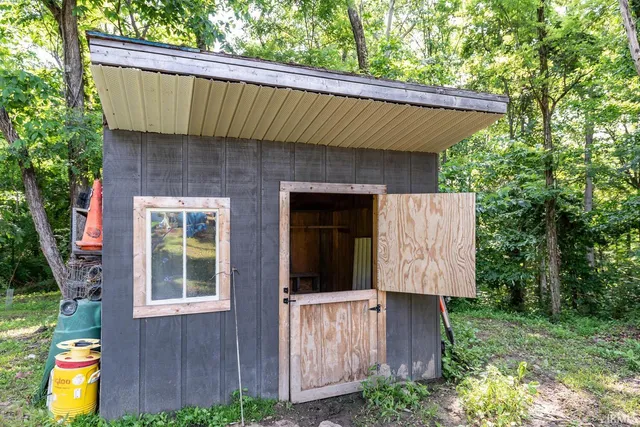 $179,900 | 2500 South Coalmine Road, Bloomfield, IN 47424