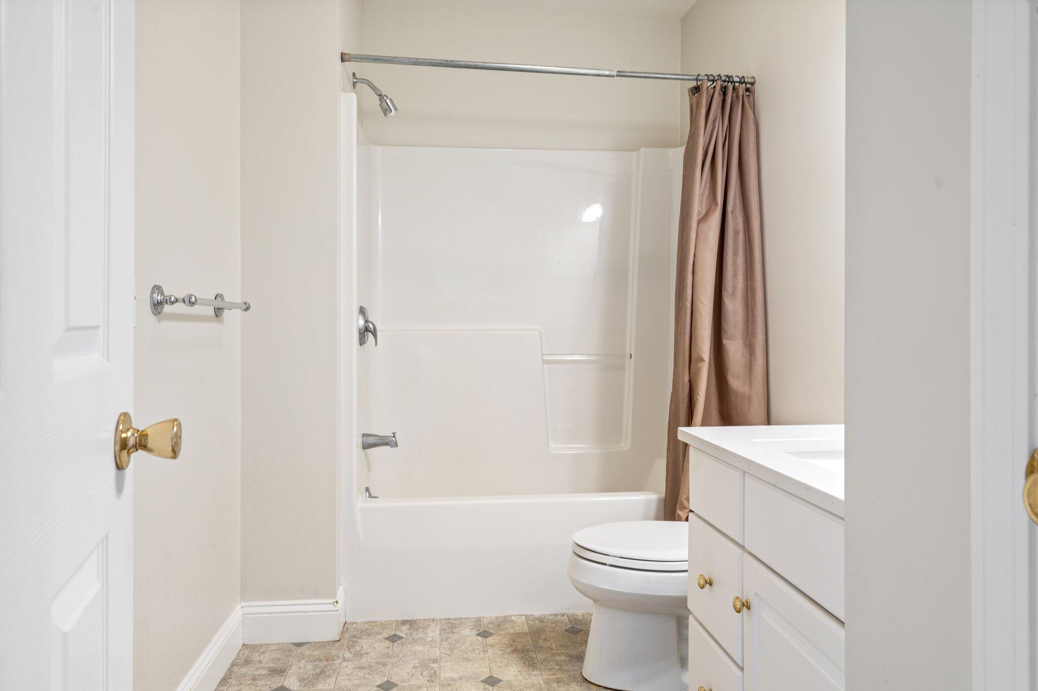 20 Kavanaugh Road, Unit 20 Old Orchard Beach, ME 04064 - Photo 17 of 37 Full bathroom.