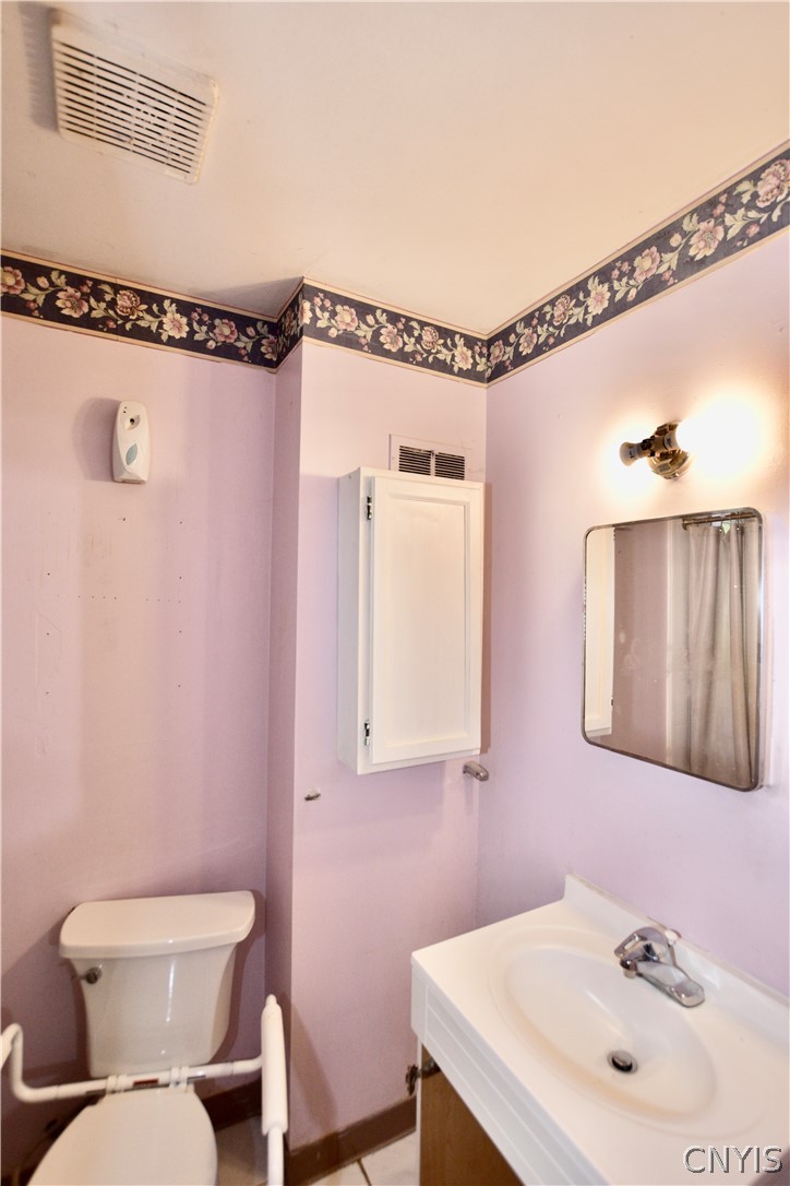 246 Blackberry Road Liverpool, NY 13090 - Photo 8 of 25 Bathroom 2