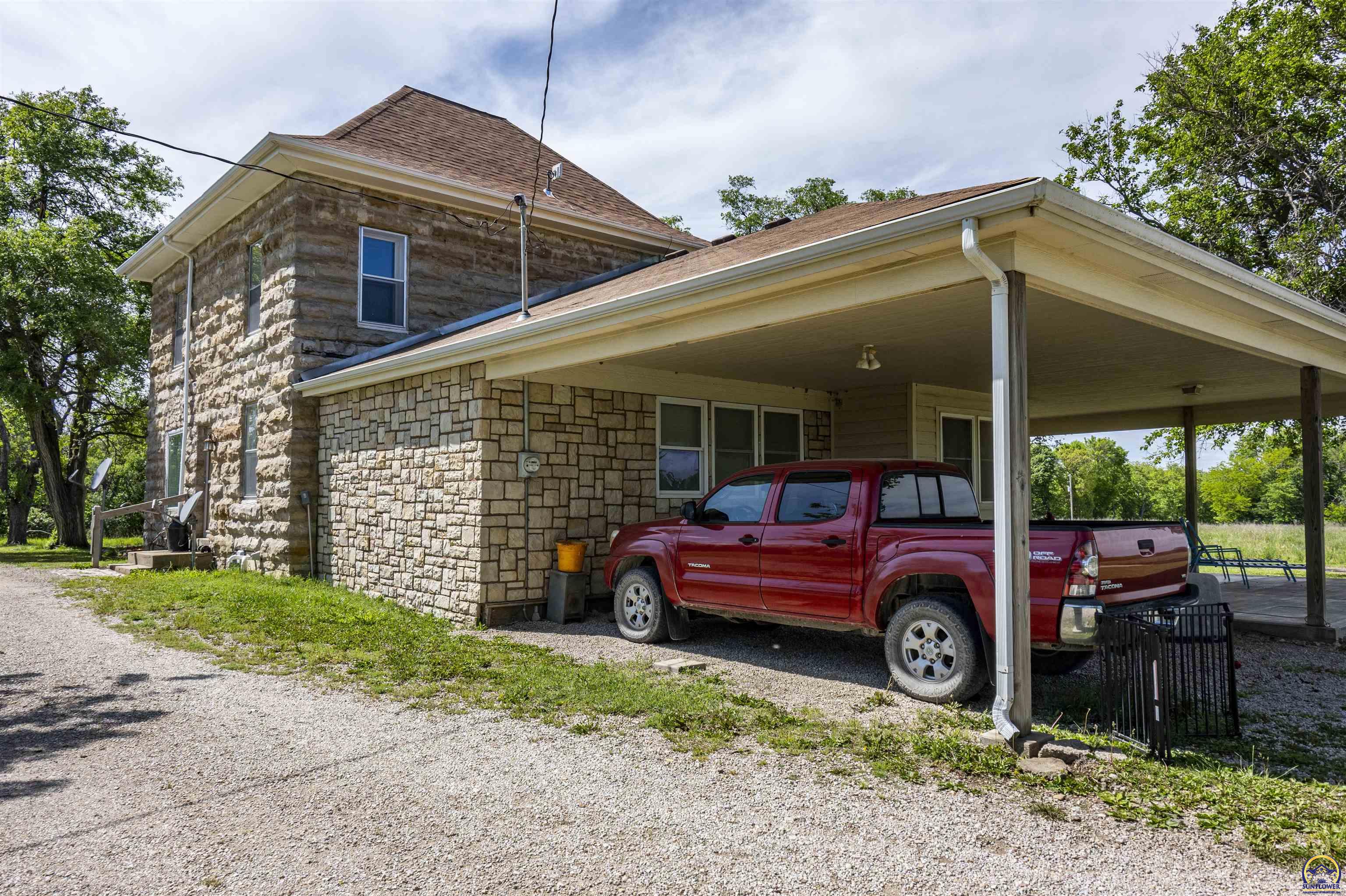 2026 Northwest Douglas Road Topeka, KS 66615 - Photo 10 of 94