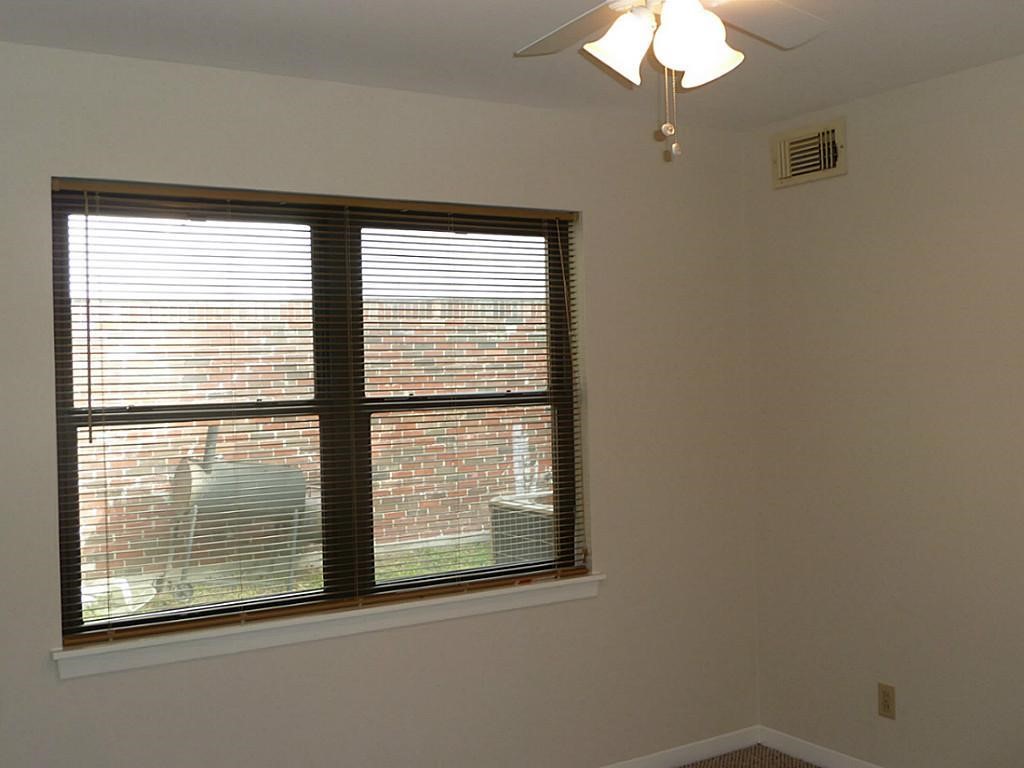 9122 Western Drive Houston, TX 77080 - Photo 13 of 20 a view of a livingroom with a window