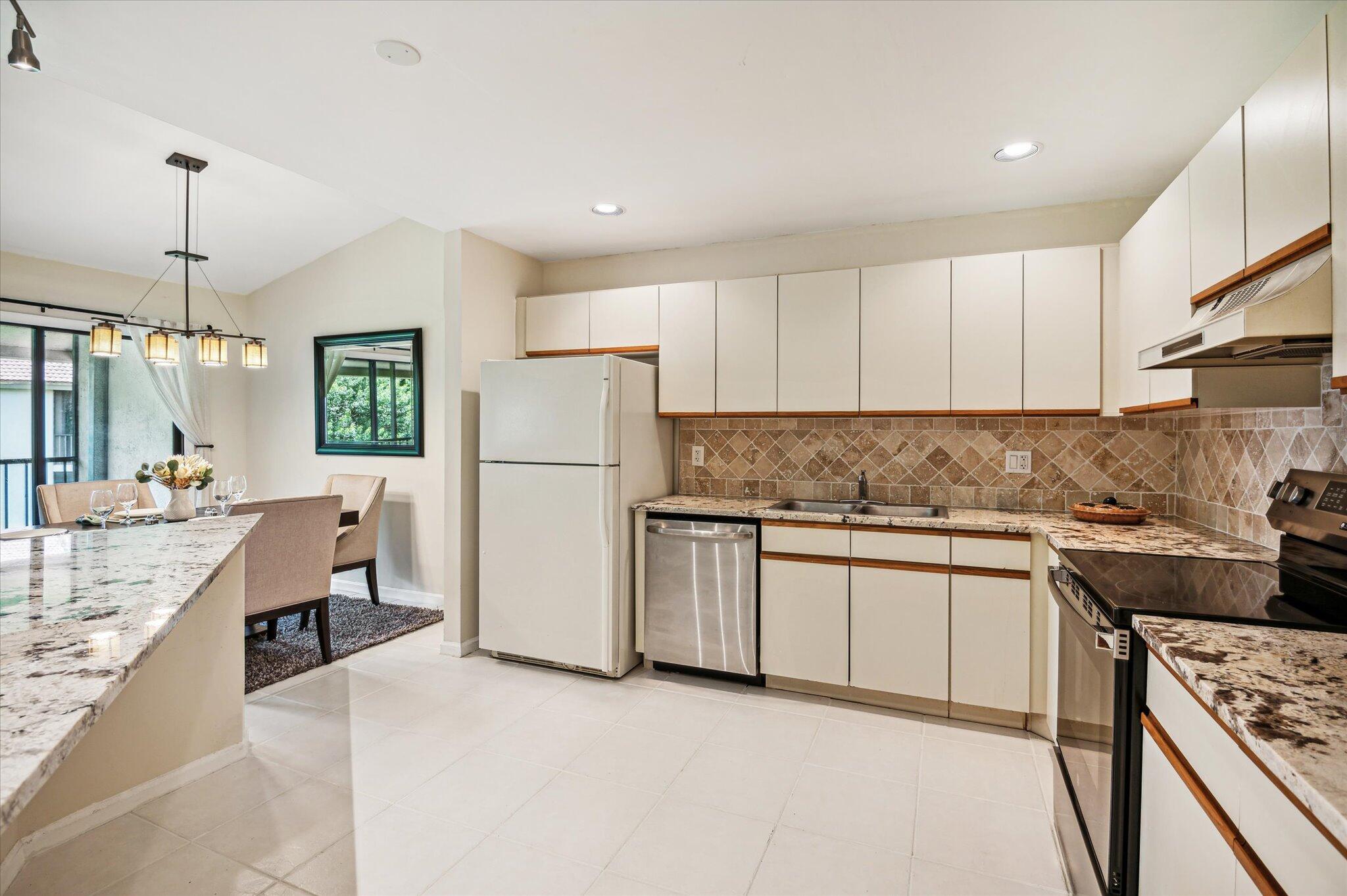 5750 Coach House Circle, Unit G Boca Raton, FL 33486 - Photo 9 of 19 09-Holtzheuser-5750 Coach House Cir G-9