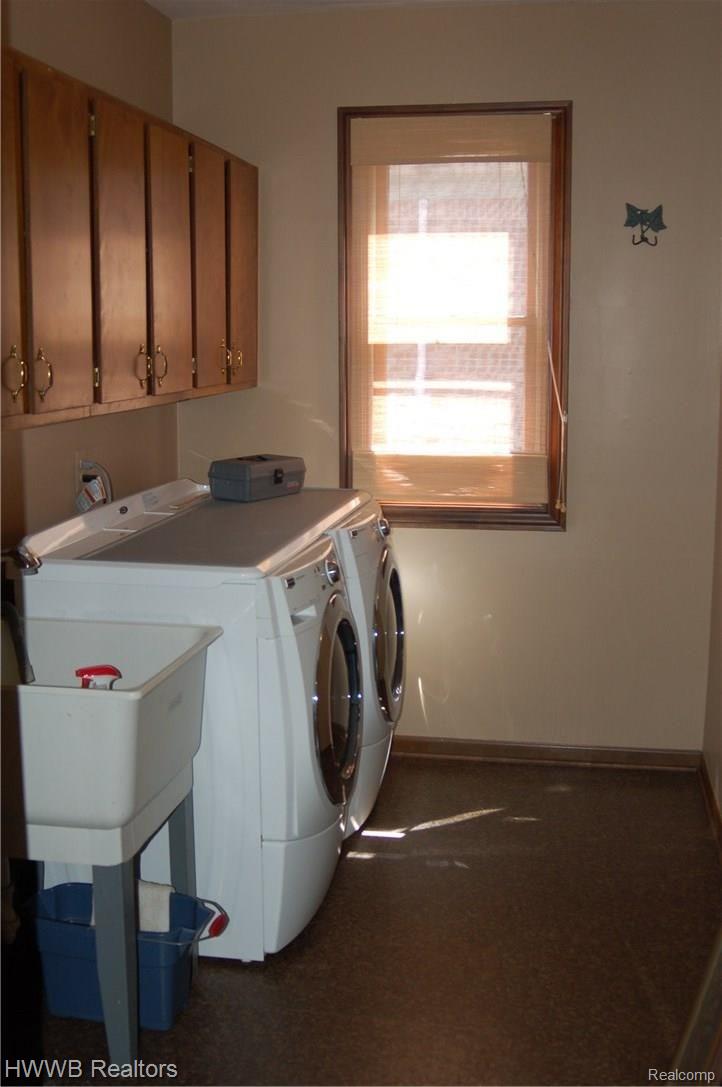 564 Sunlight Drive Rochester, MI 48309 - Photo 29 of 47 Over-sized FF Laundry Room