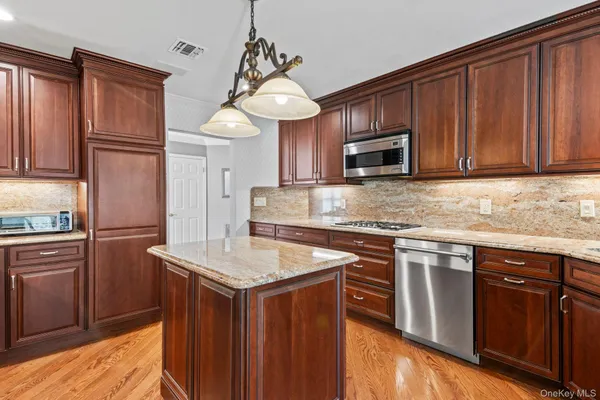 $1,150,000 | 77 The Woods, Commack, NY 11725