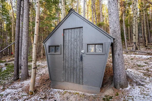 a view of a small house with backyard