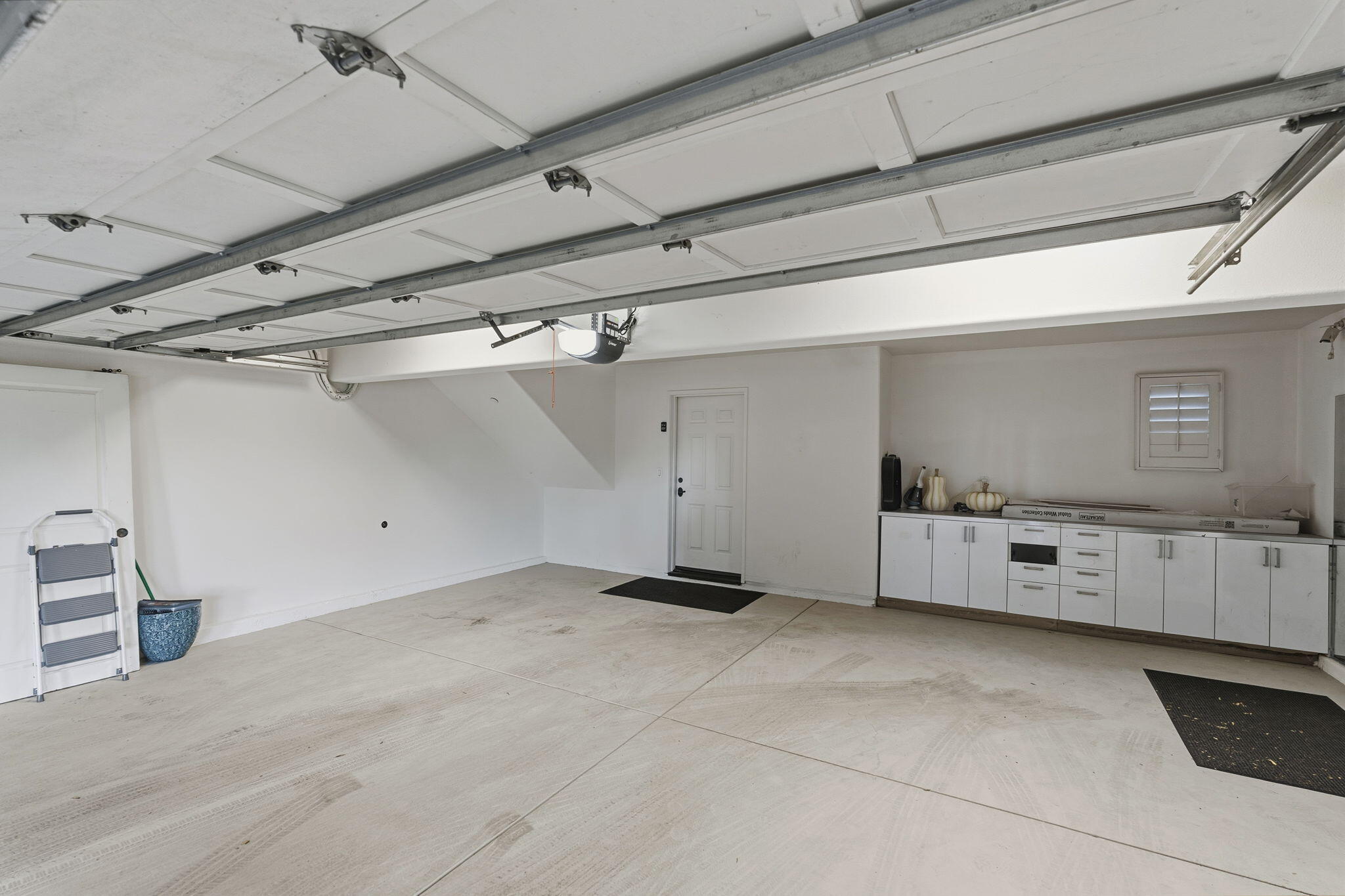 218 Santa Barbara Street, Unit D Santa Barbara, CA 93101 - Photo 19 of 25 a view of a garage