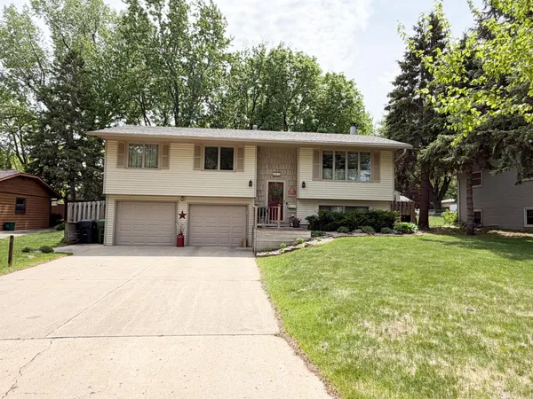 $329,500 | 1925 Driftwood Avenue, Worthington, MN 56187