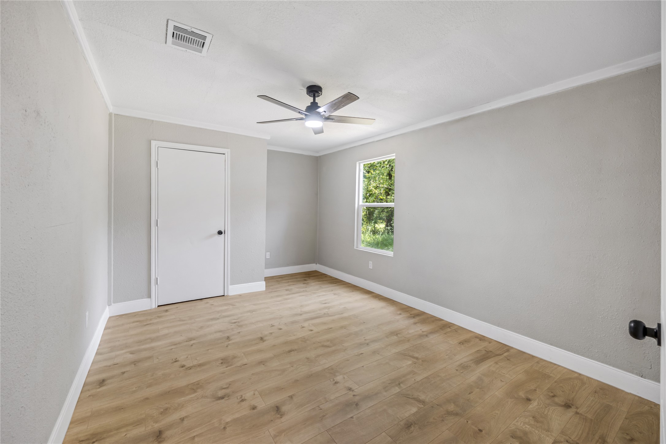 10928 L And M Road Montgomery, TX 77316 - Photo 21 of 31 an empty room with windows and a ceiling fan
