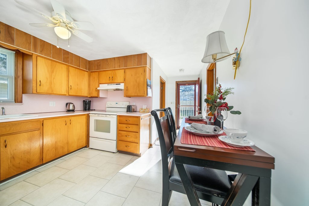 8 Starboard Avenue Jamestown, RI 02835 - Photo 12 of 22 EAT IN KITCHEN