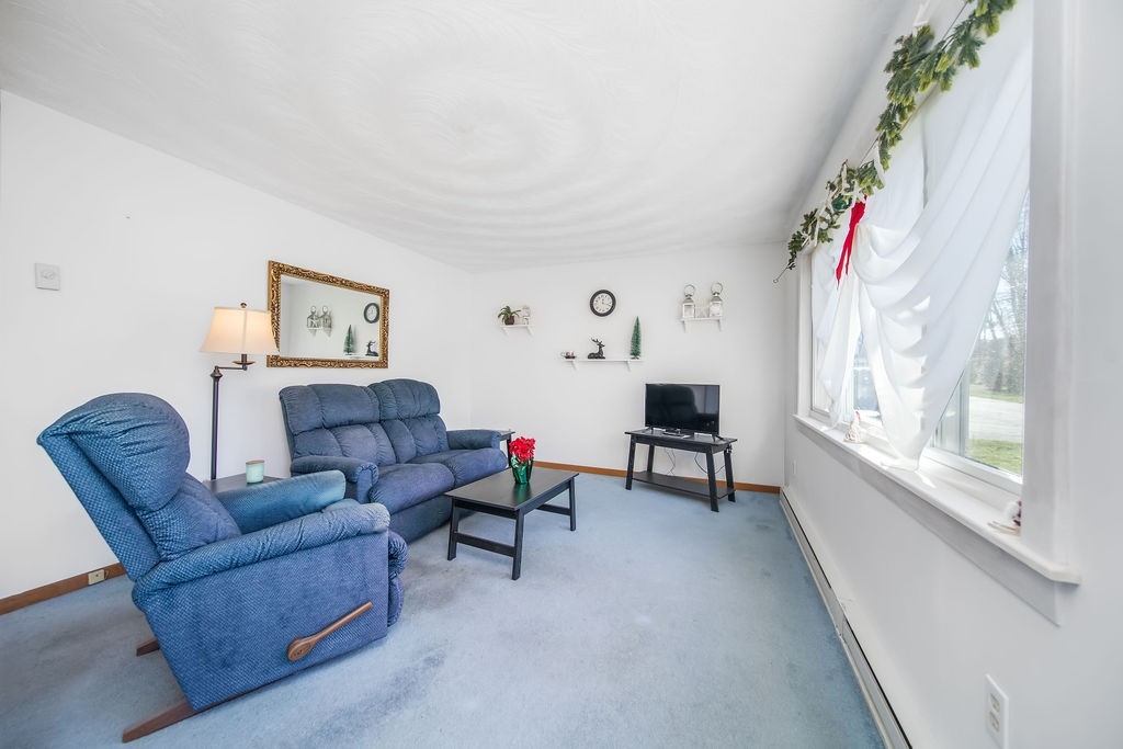 8 Starboard Avenue Jamestown, RI 02835 - Photo 13 of 22 GOOD SIZED LIVING ROOM