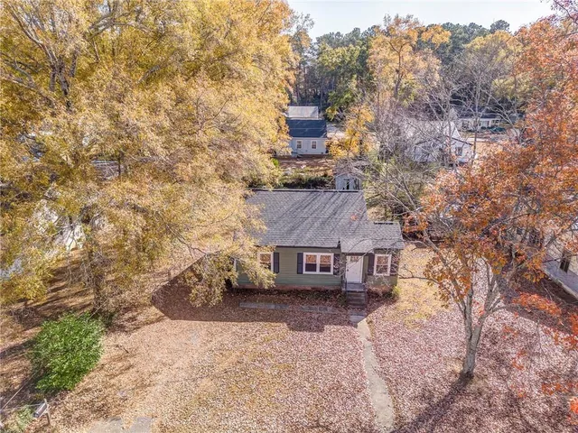 a view of a house with a yard