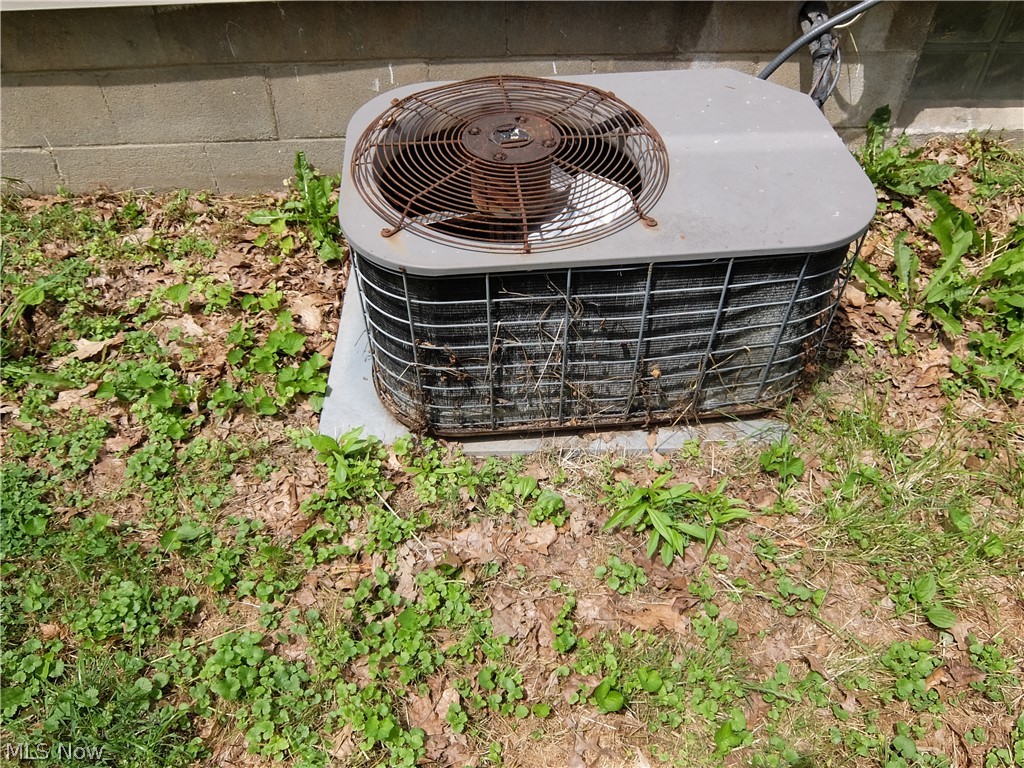 4022 Devon Street Southeast Warren, OH 44484 - Photo 6 of 17 central air